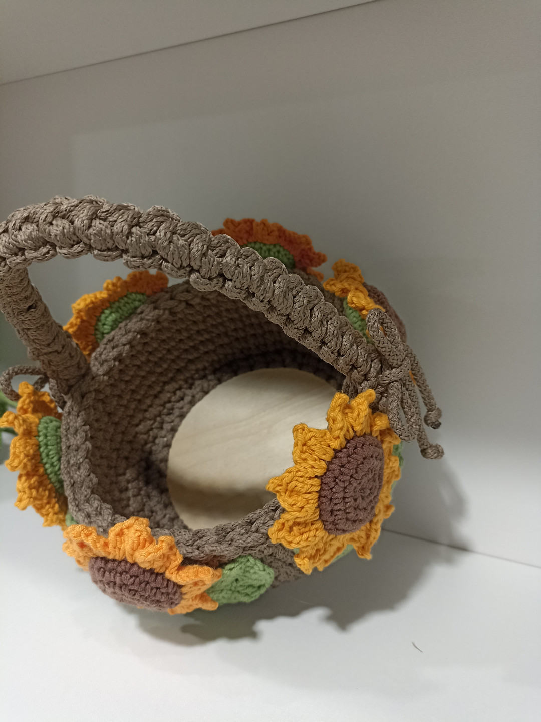 Корзина с подсолнухами, d 18 см, L 23 см, пряжа (хлопок+акрил), дерево