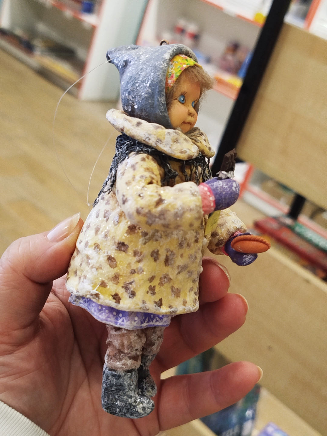 Девочка с шоколадкой, игрушка из ваты, 15 см