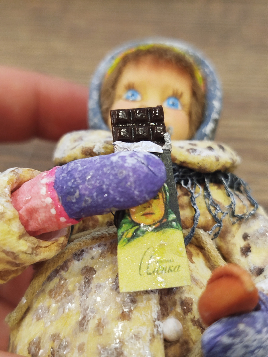 Девочка с шоколадкой, игрушка из ваты, 15 см
