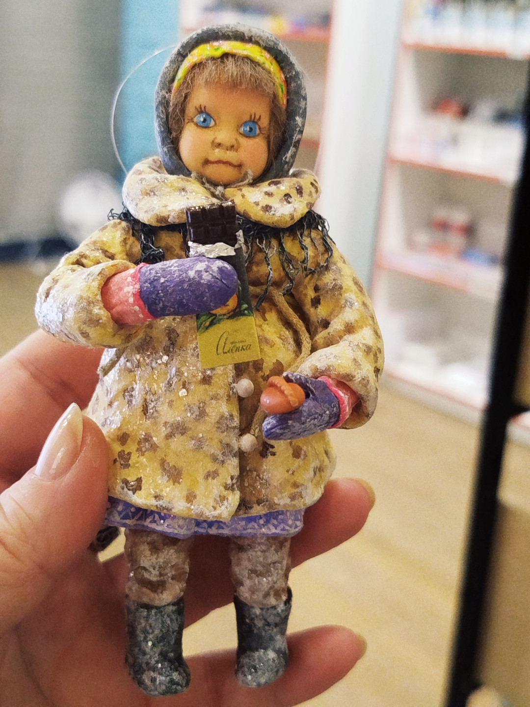 Девочка с шоколадкой, игрушка из ваты, 15 см