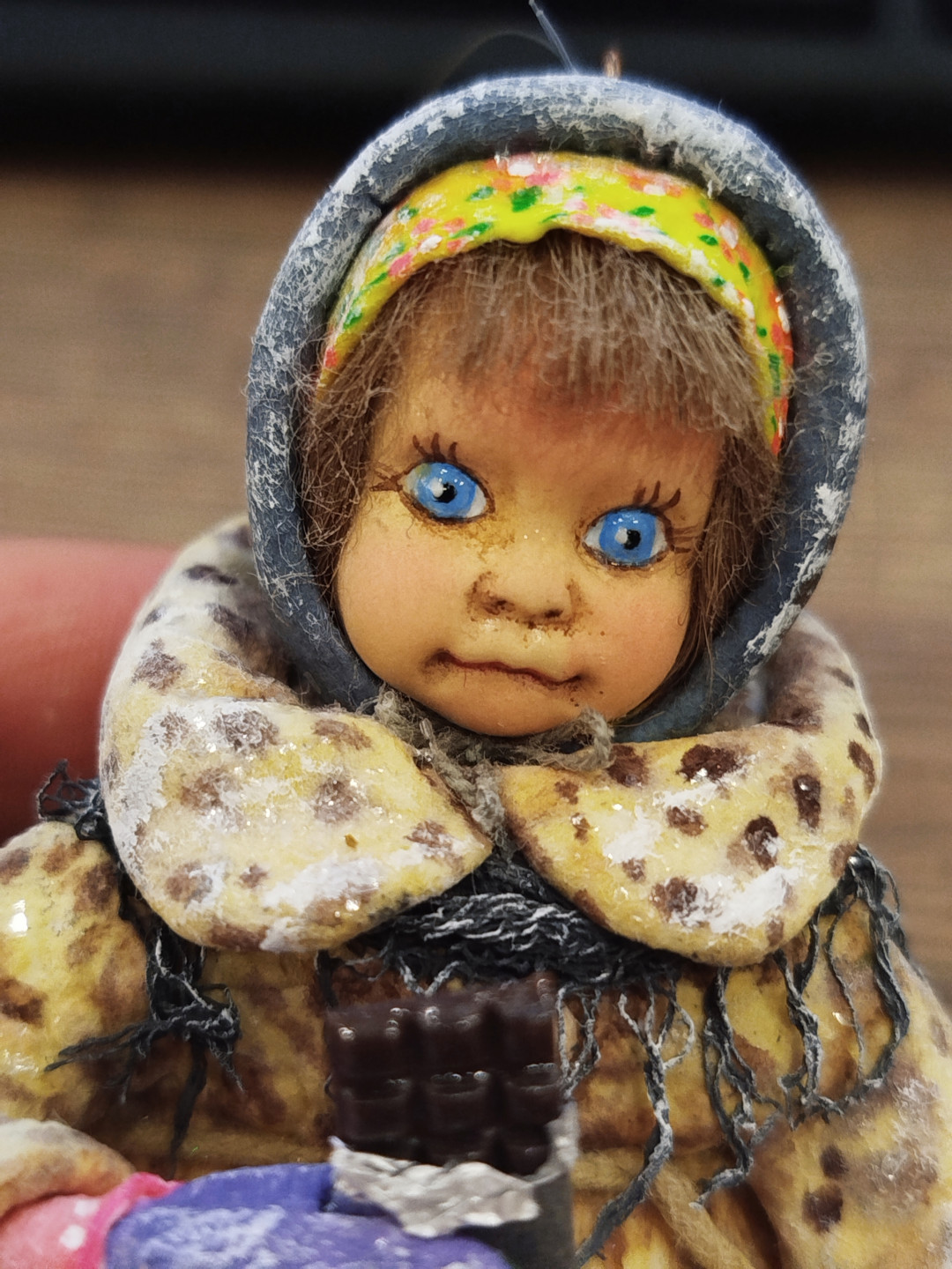 Девочка с шоколадкой, игрушка из ваты, 15 см
